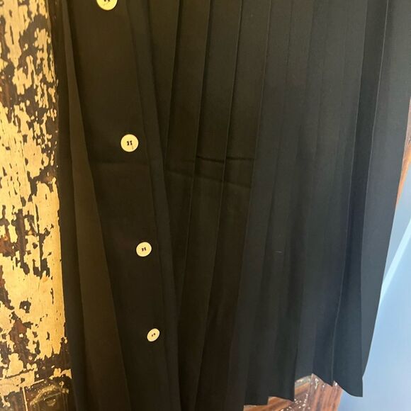 Vintage Chopard Elegant Black Pleated Skirt with Button Detail size 8. - Picture 4 of 9